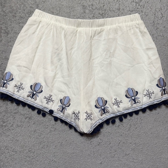Mi Ami  White Floral Embroidered pom pom shorts with pockets Sz M - Picture 3 of 10